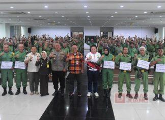 Bung Dance Salurkan Bantuan Aspirasi Kepada 1.312 Satlinmas se-Kota Salatiga Bung Dance Salurkan Bantuan Aspirasi Kepada 1.312 Satlinmas se-Kota Salatiga