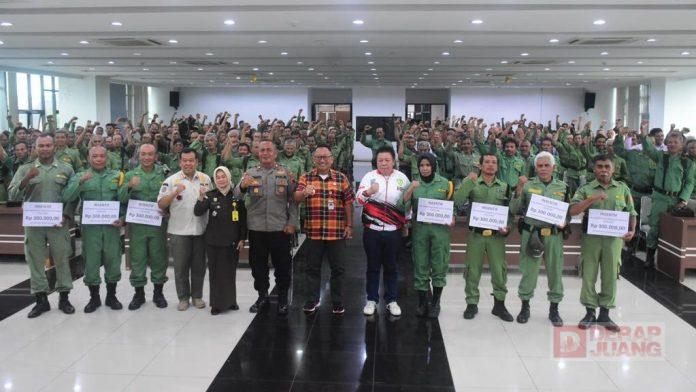 Bung Dance Salurkan Bantuan Aspirasi Kepada 1.312 Satlinmas Se-Kota Salatiga Bung Dance Salurkan Bantuan Aspirasi Kepada 1.312 Satlinmas se-Kota Salatiga