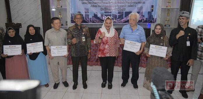 Mbak Ita Dampingi Warga Terima Dana Kerohiman Pembangunan Tol dan Kolam Retensi Mbak Ita Dampingi Warga Terima Dana Kerohiman Pembangunan Tol dan Kolam Retensi