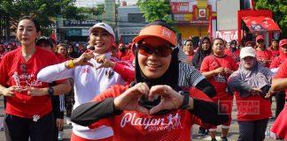 Siti Atiqoh Tularkan Semangat Energik Kepada Ratusan Ibu-ibu Senam Sicita Siti Atiqoh Tularkan Semangat Energik Kepada Ratusan Ibu-ibu Senam Sicita