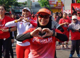 Siti Atiqoh Tularkan Semangat Energik Kepada Ratusan Ibu-ibu Senam Sicita Siti Atiqoh Tularkan Semangat Energik Kepada Ratusan Ibu-ibu Senam Sicita