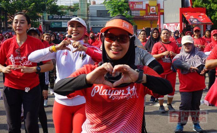 Siti Atiqoh Tularkan Semangat Energik Kepada Ratusan Ibu-ibu Senam Sicita Siti Atiqoh Tularkan Semangat Energik Kepada Ratusan Ibu-ibu Senam Sicita