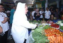 Sidak Pasar Jelang Nataru, Mbak Ita Pastikan Stok dan Harga Bahan Pokok Aman Sidak Pasar Jelang Nataru, Mbak Ita Pastikan Stok dan Harga Bahan Pokok Aman