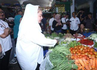 Sidak Pasar Jelang Nataru, Mbak Ita Pastikan Stok dan Harga Bahan Pokok Aman Sidak Pasar Jelang Nataru, Mbak Ita Pastikan Stok dan Harga Bahan Pokok Aman