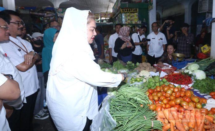 Sidak Pasar Jelang Nataru, Mbak Ita Pastikan Stok dan Harga Bahan Pokok Aman Sidak Pasar Jelang Nataru, Mbak Ita Pastikan Stok dan Harga Bahan Pokok Aman