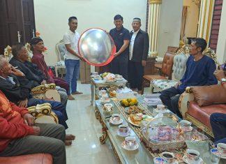 Bonar Serahkan Bantuan Kaca Cembung ke Wilayah Ampuan Bonar Serahkan Bantuan Kaca Cembung ke Wilayah Ampuan