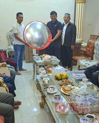 Bonar Serahkan Bantuan Kaca Cembung ke Wilayah Ampuan