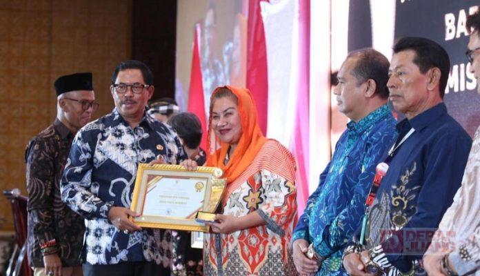 Lewat Mbak Ita, Kota Semarang Kembali Peroleh Penghargaan dari KIP Jateng Lewat Mbak Ita, Kota Semarang Kembali Peroleh Penghargaan dari KIP Jateng