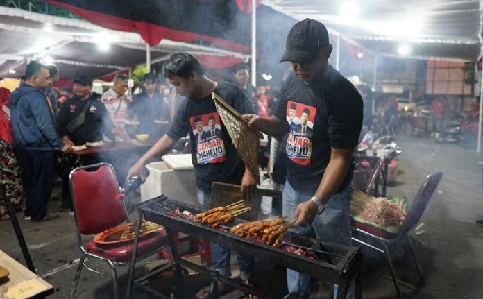 Puluhan Pelaku Usaha UMKM dan PKL Semarakkan Nobar Cawapres Bareng TPD Jateng Puluhan Pelaku Usaha UMKM dan PKL Semarakkan Nobar Cawapres Bareng TPD Jateng