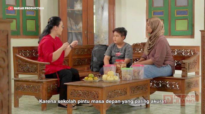 Agustina Wilujeng Sampaikan Program Pendidikan dalam Serial Balada Kampung Riwil Agustina Wilujeng Sampaikan Program Pendidikan dalam Serial Balada Kampung Riwil