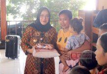 Cegah Stunting, Etik Suryani Salurkan Cadangan Pangan di Gatak