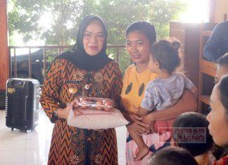 Cegah Stunting, Etik Suryani Salurkan Cadangan Pangan di Gatak