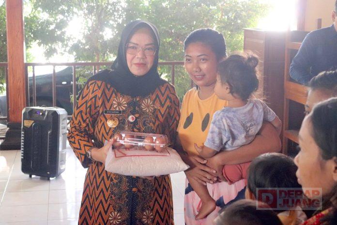 Cegah Stunting, Etik Suryani Salurkan Cadangan Pangan di Gatak