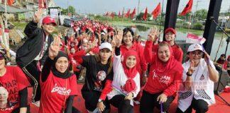 Senam Bareng Ribuan Ibu-ibu, Atiqoh Ajak Warga Semarang Tetap Setia Ganjar-Mahfud Senam Bareng Ribuan Ibu-ibu, Atiqoh Ajak Warga Semarang Tetap Setia Ganjar-Mahfud