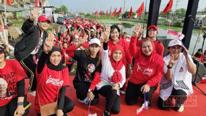 Senam Bareng Ribuan Ibu-ibu, Atiqoh Ajak Warga Semarang Tetap Setia Ganjar-Mahfud Senam Bareng Ribuan Ibu-ibu, Atiqoh Ajak Warga Semarang Tetap Setia Ganjar-Mahfud