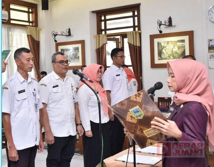 Ristawati melantik dan Pengambilan Sumpah 4 PNS dalam Jabatan Administrator Ristawati Melantik ASN Dalam Jabatan Administrator di Pemkab Kebumen