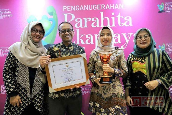 Ristawati Hadiri Acara Penghargaan APE 2023 Katagori Nindya dari Kementerian PPPA RI Ristawati Hadiri Acara Penghargaan APE 2023 Katagori Nindya dari Kementerian PPPA RI