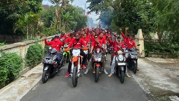 Pasukan 'Bolodewo Dahono' Solid Sambut Kedatangan Capres Ganjar Pasukan 'Bolodewo Dahono' Solid Sambut Kedatangan Capres Ganjar