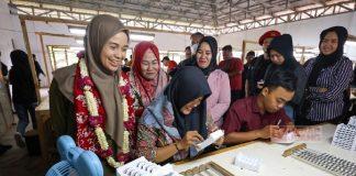 Sambangi Pabrik Bulu Mata di Purworejo, Atiqoh Ganjar Berjanji Perjuangkan Kaum Rentan Sambangi Pabrik Bulu Mata di Purworejo, Atiqoh Ganjar Berjanji Perjuangkan Kaum Rentan