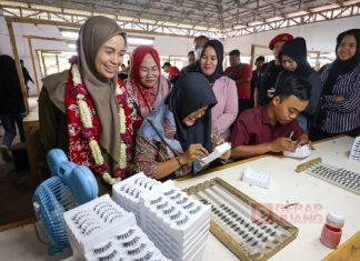 Sambangi Pabrik Bulu Mata di Purworejo, Atiqoh Ganjar Berjanji Perjuangkan Kaum Rentan Sambangi Pabrik Bulu Mata di Purworejo, Atiqoh Ganjar Berjanji Perjuangkan Kaum Rentan