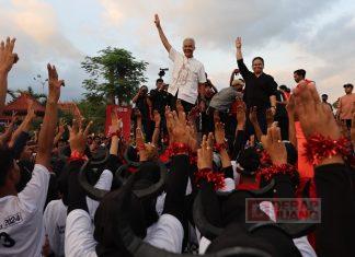 Dari Magelang, Ganjar Tegaskan Jawa Tengah Tetap ‘Kandang Banteng’ Ganjar Pranowo meminta relawannya untuk menjaga Jateng tetap ‘Kandang Banteng’ PDI Perjuangan di Jawa Tengah. Hal itu diungkapkannya saat melakukan pertemuan dengan TPD, TPC, Caleg, dan Relawan se-Magelang