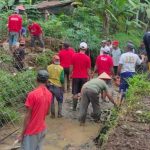 warga-gotong-royong-membangun-jembatan-diDesa-Kalierang