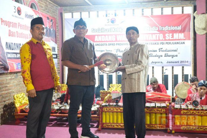Andang serahkan Gamelan Kepada Kelompok Kesenian Karawitan “Wahyu Jaya Ningrat” Andang serahkan Gamelan Kepada Kelompok Kesenian Karawitan “Wahyu Jaya Ningrat”
