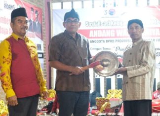 Andang serahkan Gamelan Kepada Kelompok Kesenian Karawitan “Wahyu Jaya Ningrat”