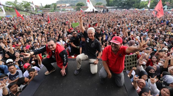 Lautan Massa Padati Kampanye di Kendal, Ganjar: Ini Energi Buat Ganjar-Mahfud