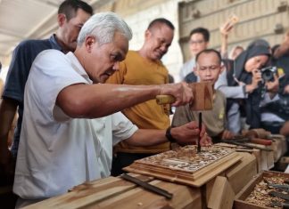 Safari di Jepara, Ganjar Dapat Usulan Bangun Sekolah Ukir untuk Kembangkan Potensi Lokal Safari di Jepara, Ganjar Dapat Usulan Bangun Sekolah Ukir untuk Kembangkan Potensi Lokal