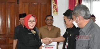 Bupati Sri Sumarni Serahkan DPA dan Dorong Pencapaian Tertinggi Penyerahan DPA - SKDP Kabupaten Grobogan TA 2024