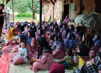 Edi Ariyanto Sosialisasikan Surat Suara Pemilu Kepada Ibu PKK Edi Ariyanto Sosialisasikan Surat Suara Pemilu Kepada Ibu PKK