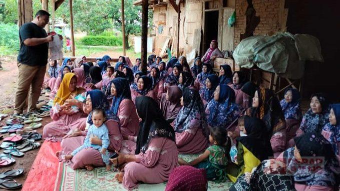 Edi Ariyanto Sosialisasikan Surat Suara Pemilu Kepada Ibu PKK Edi Ariyanto Sosialisasikan Surat Suara Pemilu Kepada Ibu PKK