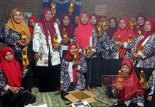 Edy Ariyanto Bagikan Minyak Goreng Kepada Ibu- Ibu PKK