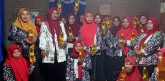 Edy Ariyanto Bagikan Minyak Goreng Kepada Ibu- Ibu PKK