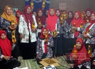 Edy Ariyanto Bagikan Minyak Goreng Kepada Ibu- Ibu PKK