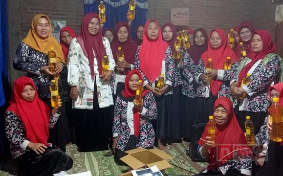 Edy Ariyanto Bagikan Minyak Goreng Kepada Ibu- Ibu