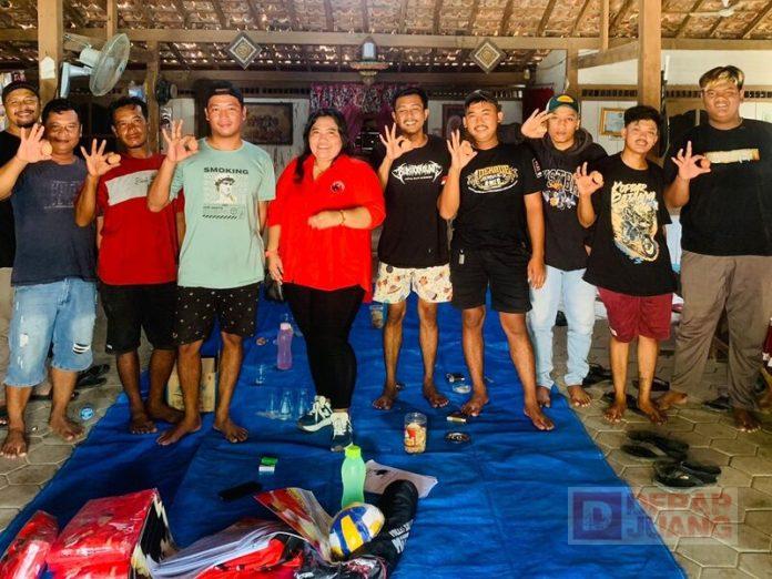Erin bersama pemuda Desa Belor