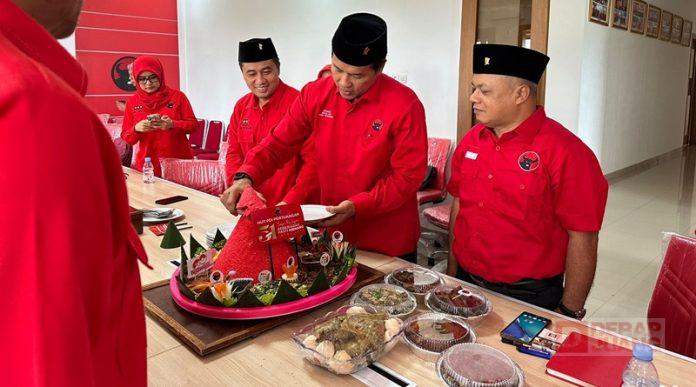 HUT PDI Perjuangan ke-51, DPC PDI Perjuangan Wonogiri Gelar Acara Potong Tumpeng HUT PDI Perjuangan ke-51, DPC PDI Perjuangan Wonogiri Gelar Acara Potong Tumpeng
