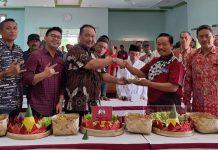 Rayakan Ulang Tahun Ibu Megawati, Alwin Basri dan Suwarno Bagi-bagi Tumpeng