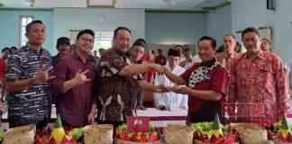 Rayakan Ulang Tahun Ibu Megawati, Alwin Basri dan Suwarno Bagi-bagi Tumpeng Rayakan Ulang Tahun Ibu Megawati, Alwin Basri dan Suwarno Bagi-bagi Tumpeng