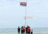 Gotong Royong Bersama Relawan, Donny Kibarkan Bendera Merah Putih di Lepas Pantai