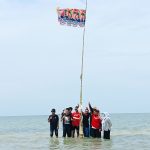 Gotong Royong Bersama Relawan, Donny Kibarkan Bendera Merah Putih di Lepas Pantai
