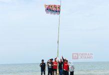 Gotong Royong Bersama Relawan, Donny Kibarkan Bendera Merah Putih di Lepas Pantai