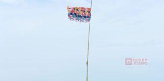 Gotong Royong Bersama Relawan, Donny Kibarkan Bendera Merah Putih di Lepas Pantai