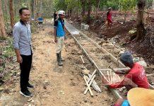 Margono Meninjau Pembangunan Jalan Usaha Tani Margono Meninjau Pembangunan Jalan Usaha Tani