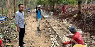 Margono Meninjau Pembangunan Jalan Usaha Tani Margono Meninjau Pembangunan Jalan Usaha Tani