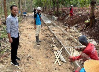 Margono Meninjau Pembangunan Jalan Usaha Tani Margono Meninjau Pembangunan Jalan Usaha Tani