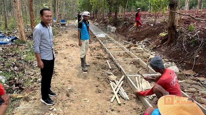Margono Meninjau Pembangunan Jalan Usaha Tani Margono Meninjau Pembangunan Jalan Usaha Tani