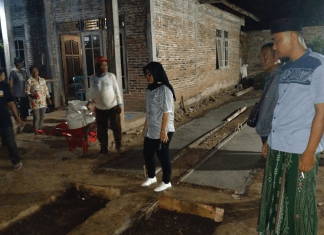 Tri Wahyuningsih Tinjau Proyek Selokanisasi dan Betonisasi Drainase di Dusun Bentaro, Desa Sukorejo Tri Wahyuningsih